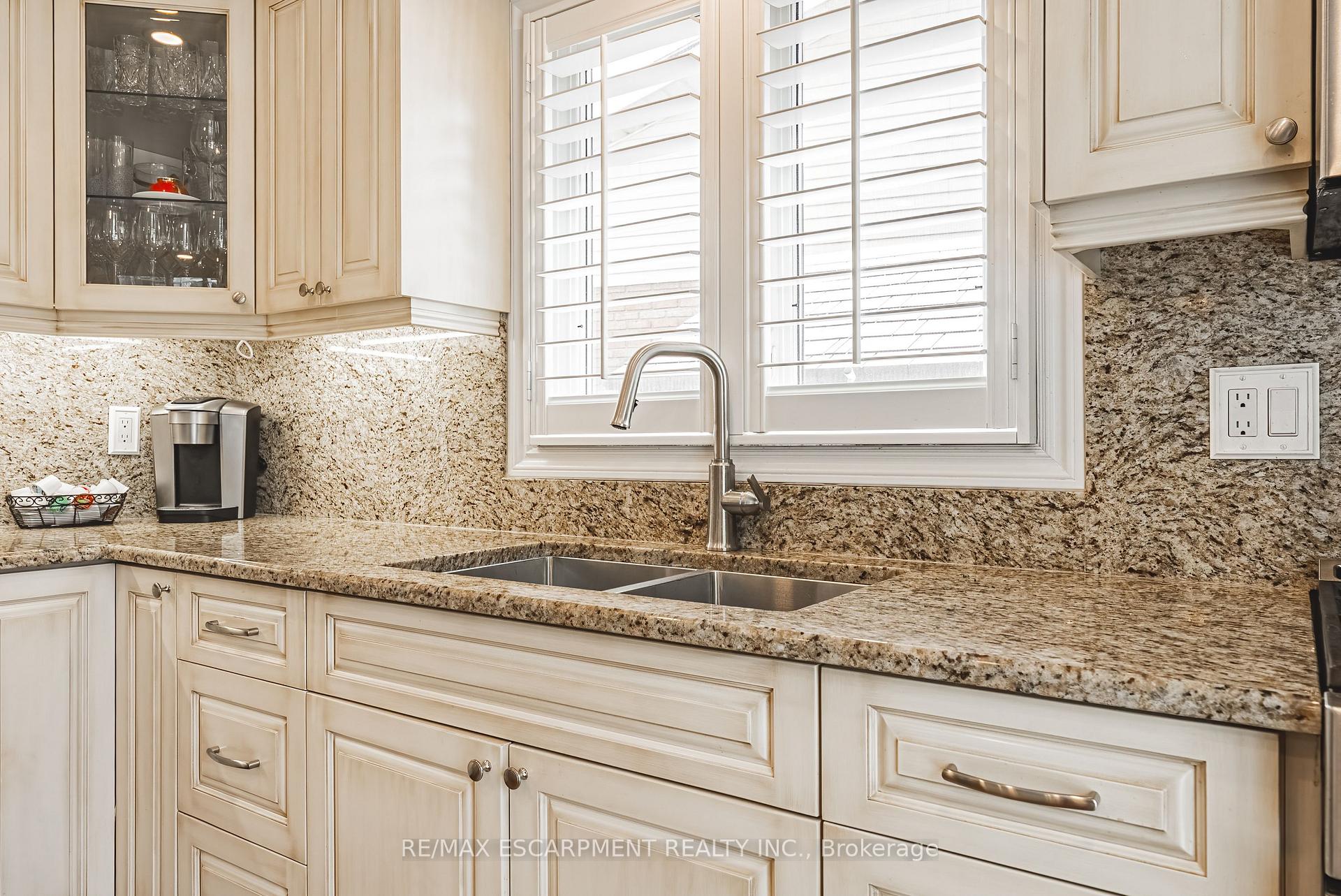Photo 24 of 2 Antoinette Court, Hamilton, Crerar — HOMEH