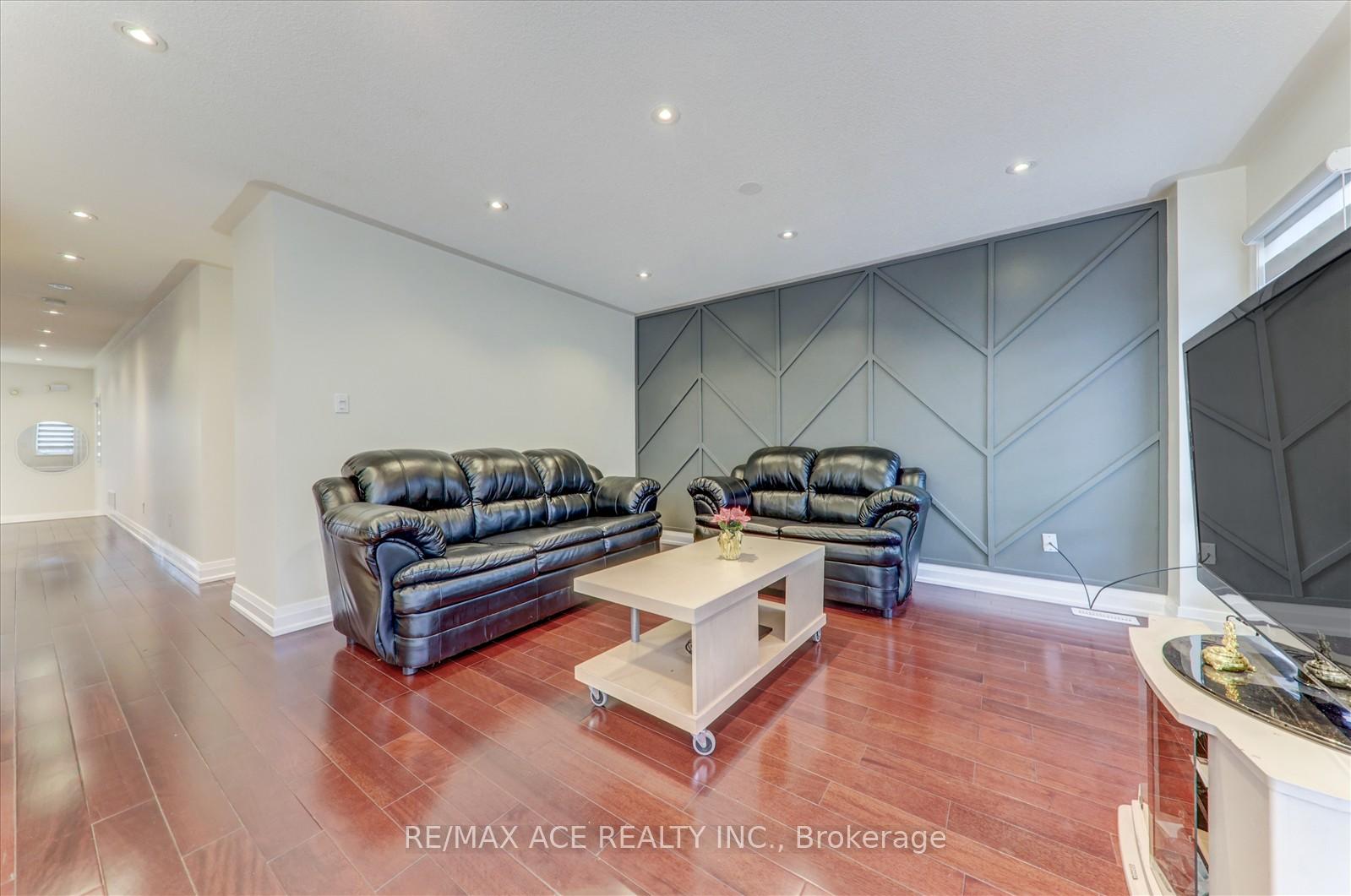 Photo 16 of 11 Middlecote Drive, Ajax, Northeast Ajax — HOMEH