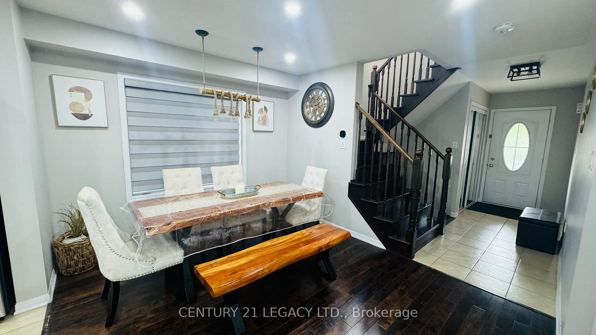 Photo 5 of 142 Vanhorne Close, Brampton, Northwest Brampton — HOMEH