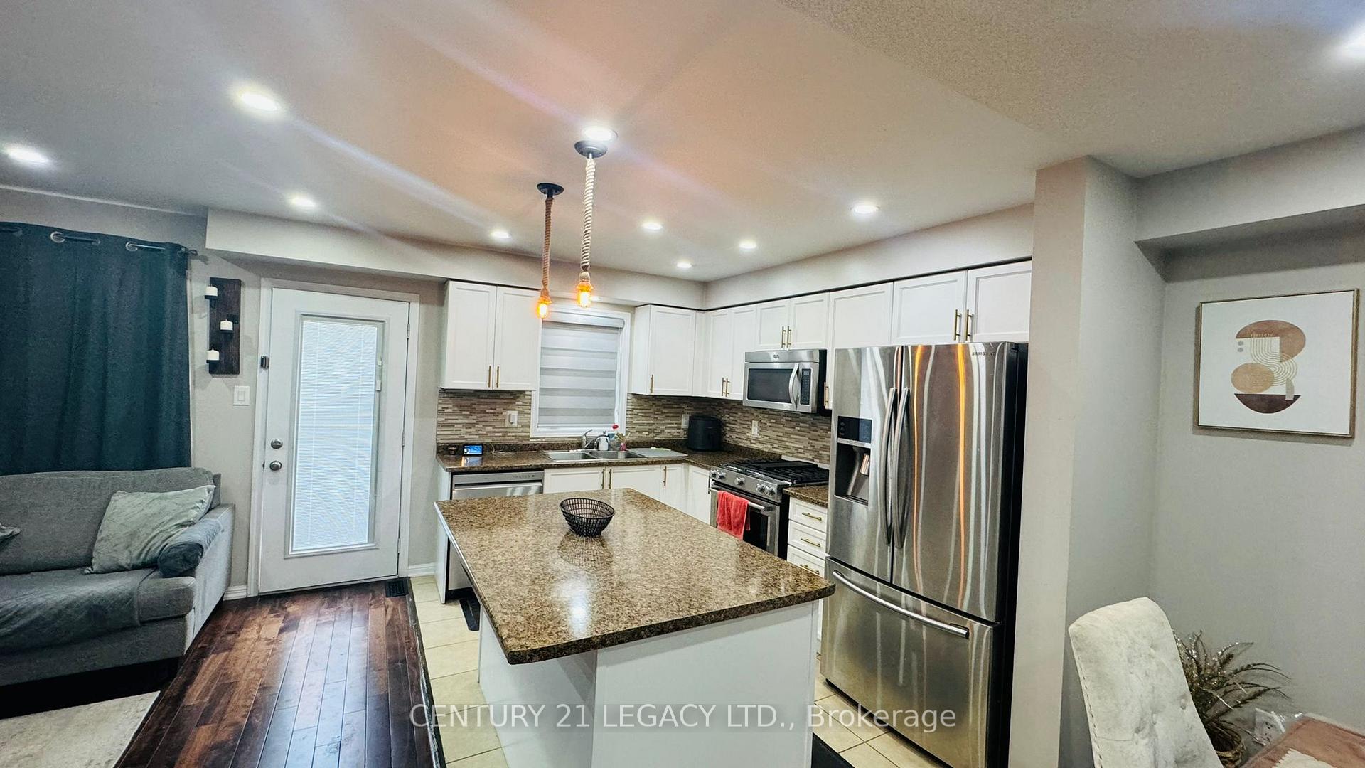 Photo 2 of 142 Vanhorne Close, Brampton, Northwest Brampton — HOMEH