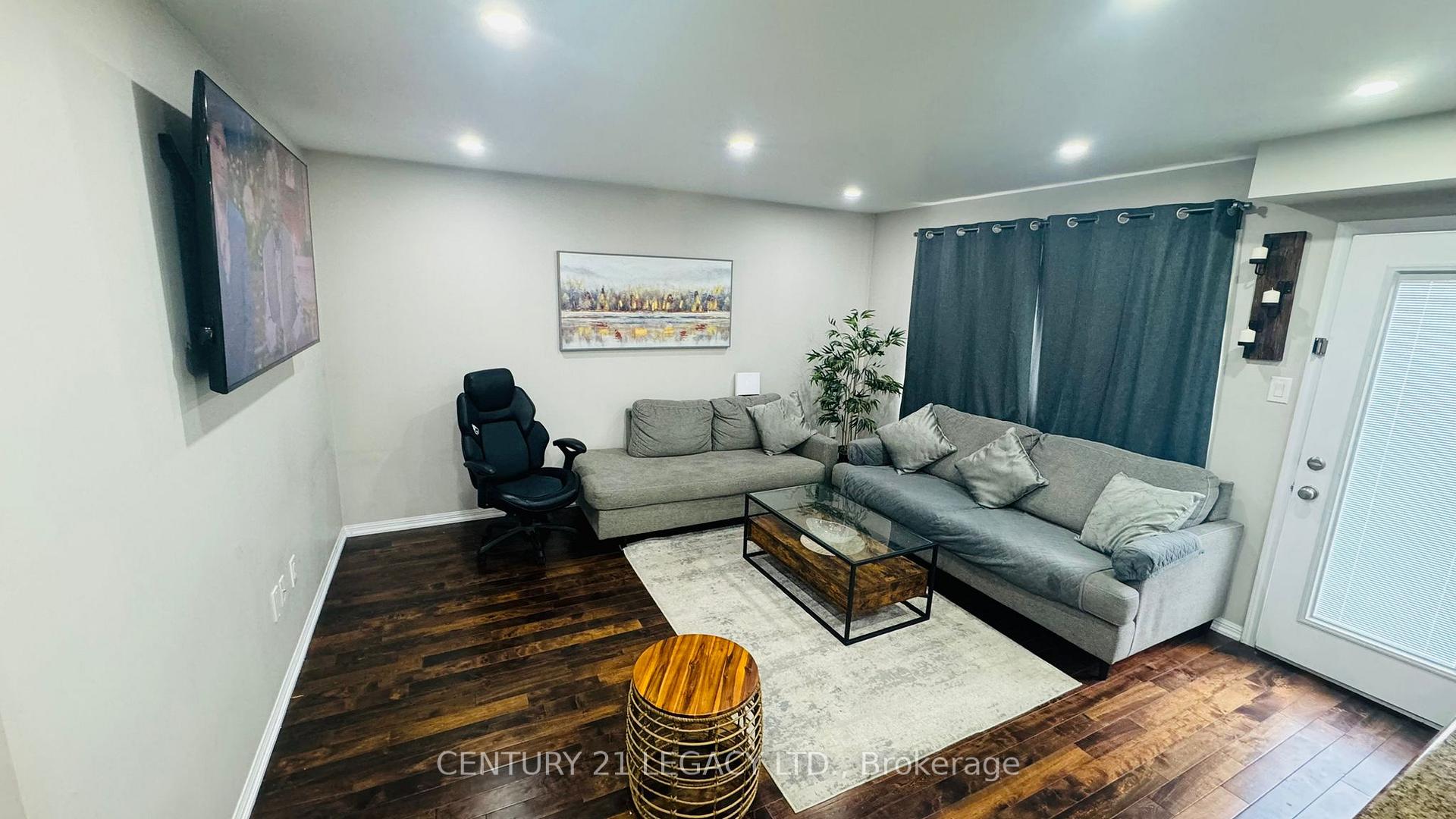 Photo 6 of 142 Vanhorne Close, Brampton, Northwest Brampton — HOMEH