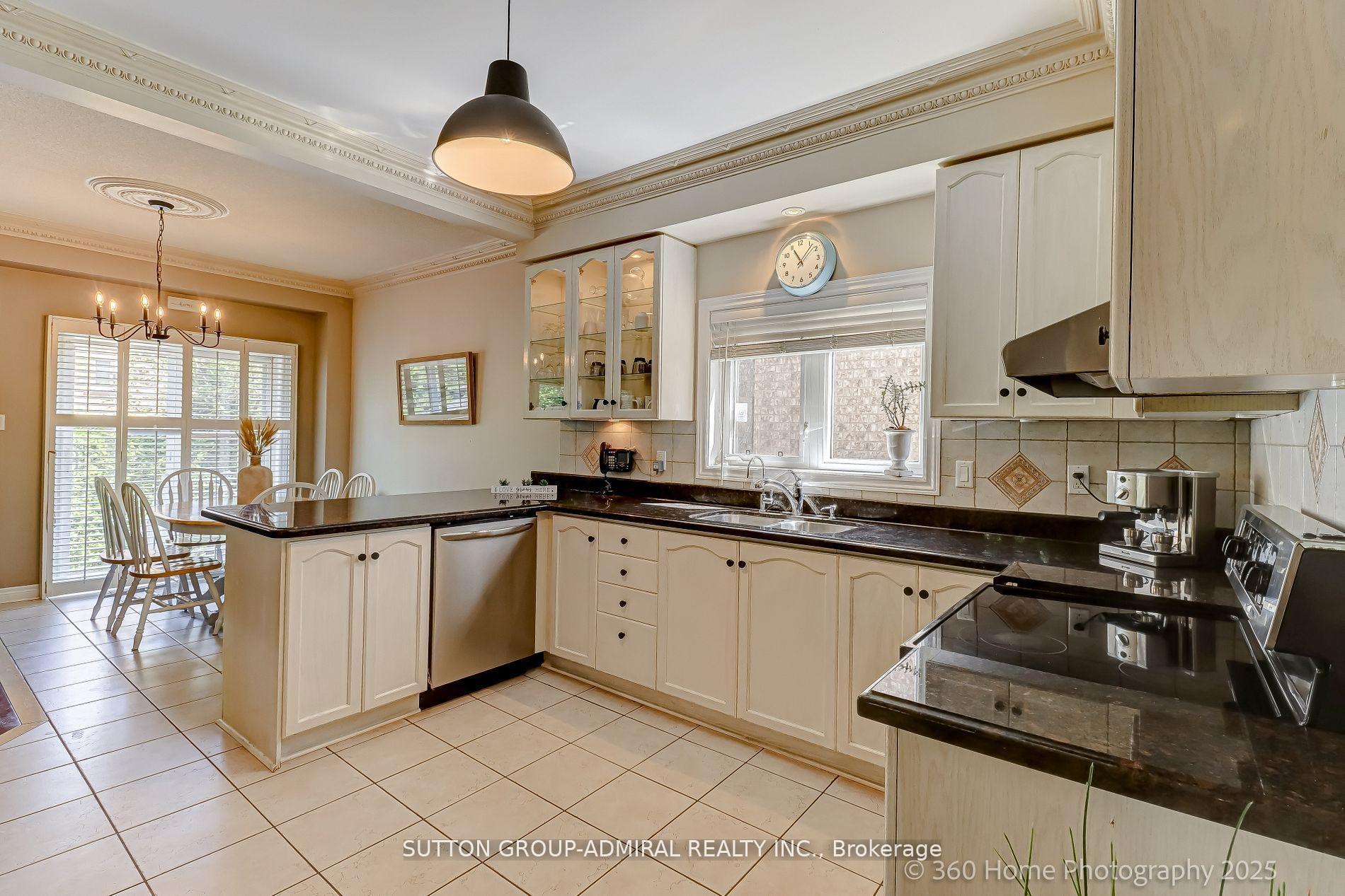 Photo 9 of 22 Karta Court, Vaughan, East Woodbridge — HOMEH