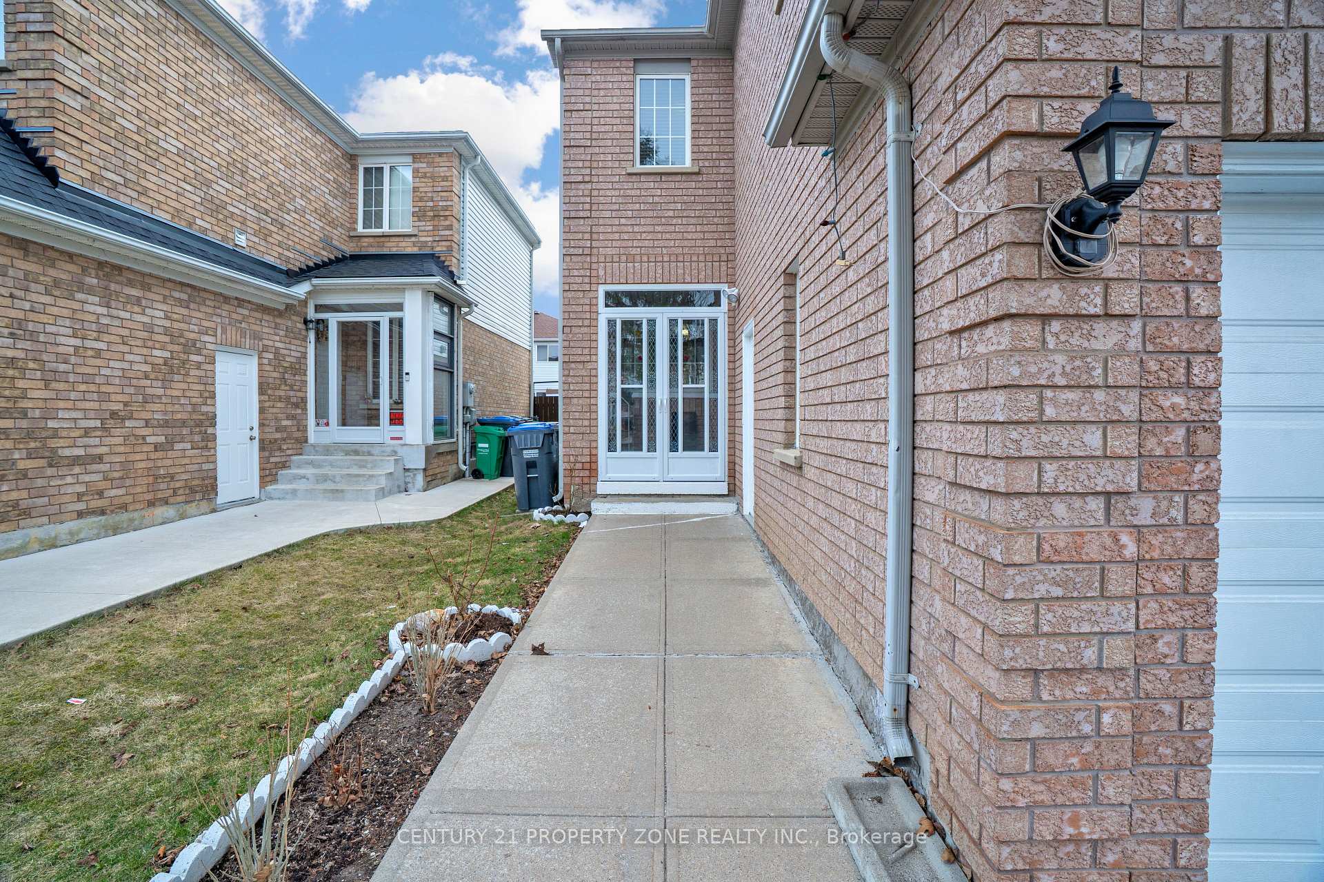 Photo 12 of 51 Bunchberry Way, Brampton, Sandringham-Wellington — HOMEH
