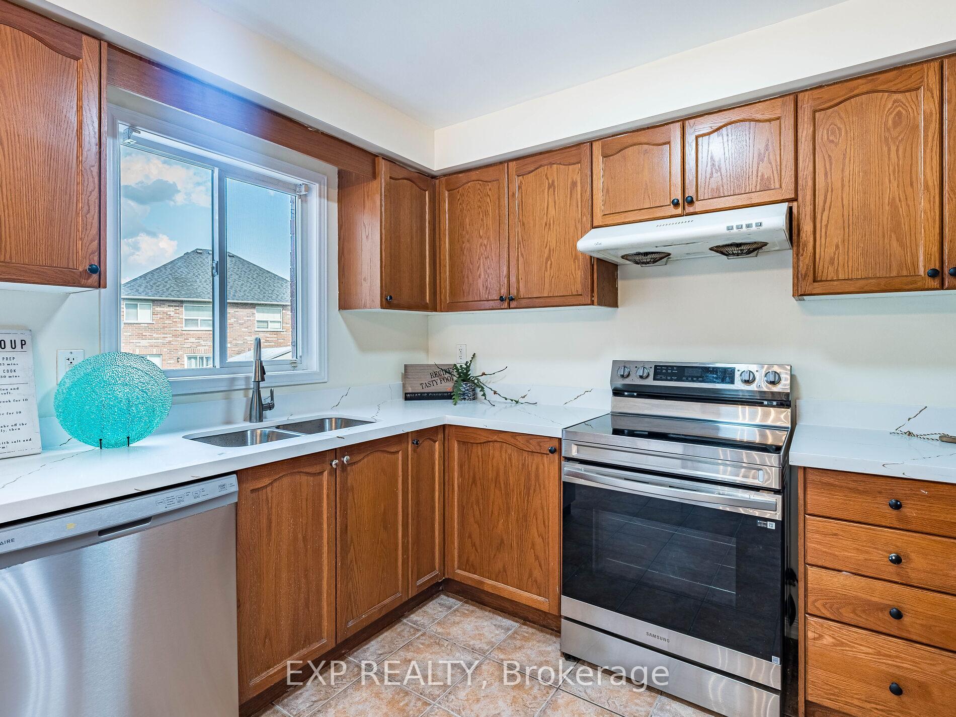 Photo 12 of 49 Timbertop Crescent, Brampton, Sandringham-Wellington — HOMEH