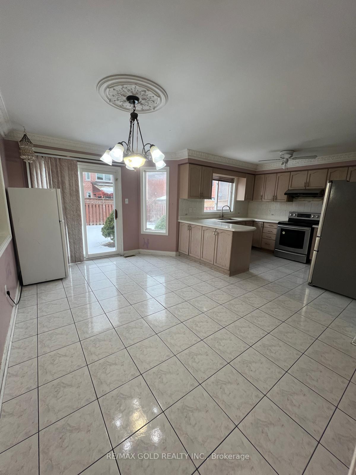 Photo 9 of 32 Mapleview Avenue, Brampton, Sandringham-Wellington — HOMEH