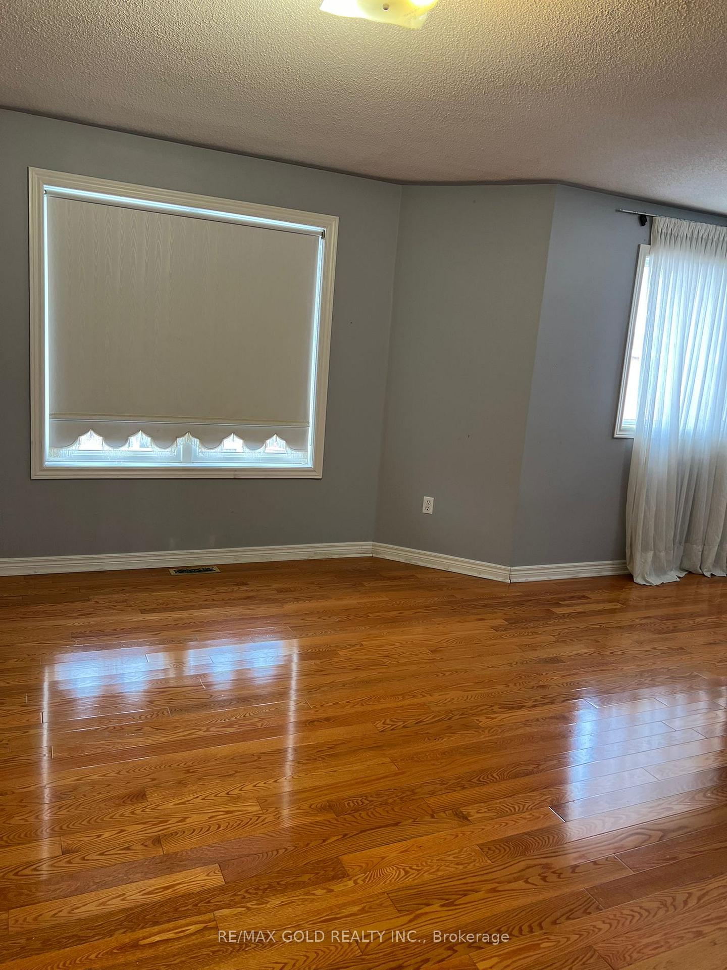 Photo 8 of 32 Mapleview Avenue, Brampton, Sandringham-Wellington — HOMEH