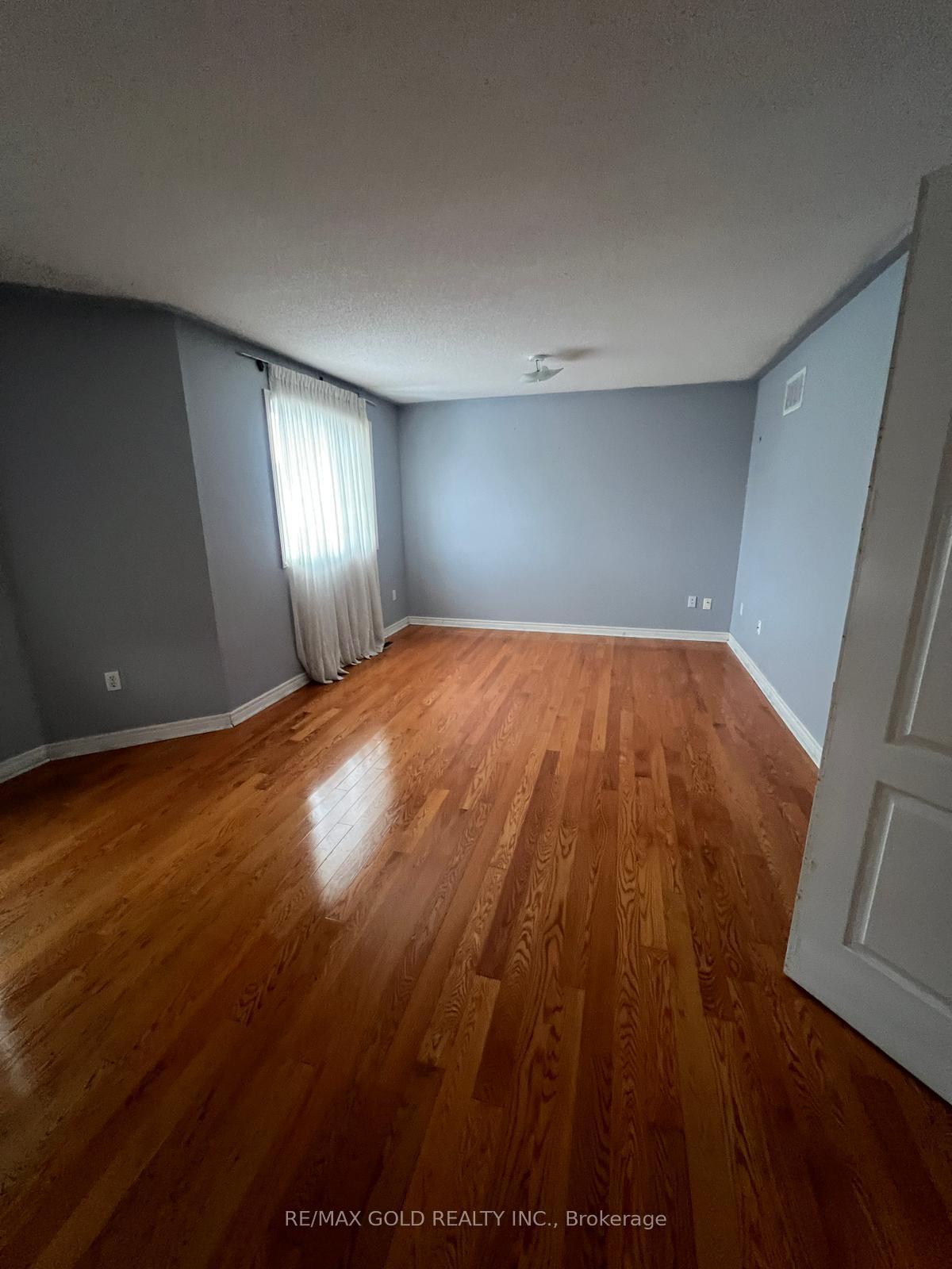 Photo 4 of 32 Mapleview Avenue, Brampton, Sandringham-Wellington — HOMEH