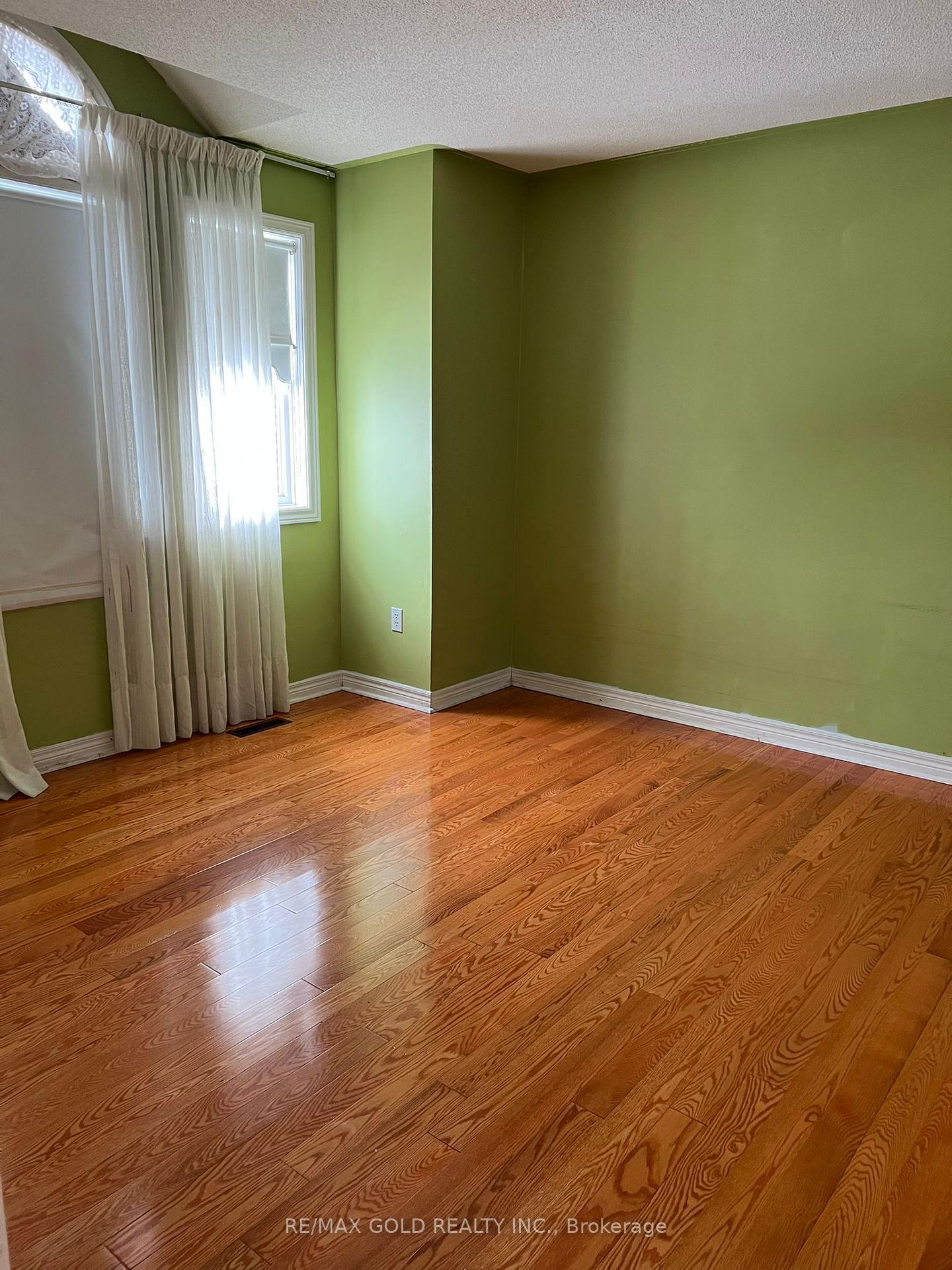 Photo 13 of 32 Mapleview Avenue, Brampton, Sandringham-Wellington — HOMEH