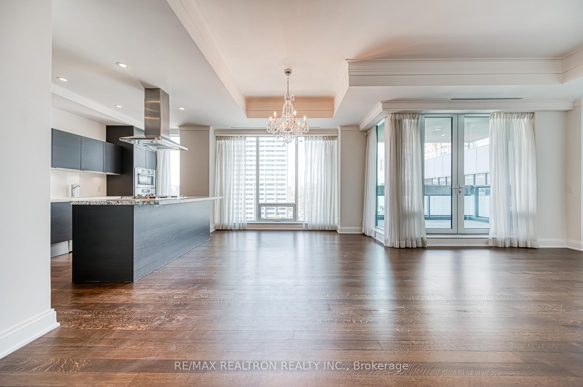 Front of Unit 801, 206 Bloor Street W