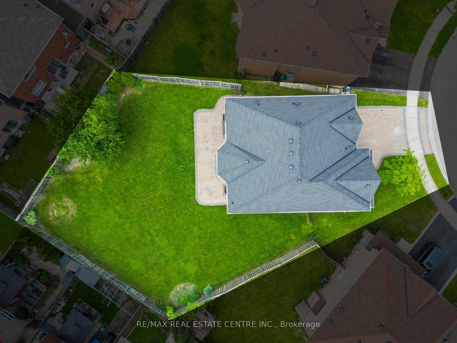 Photo 2 of 26 Ferncastle Crescent, Brampton, Fletcher's Meadow — HOMEH