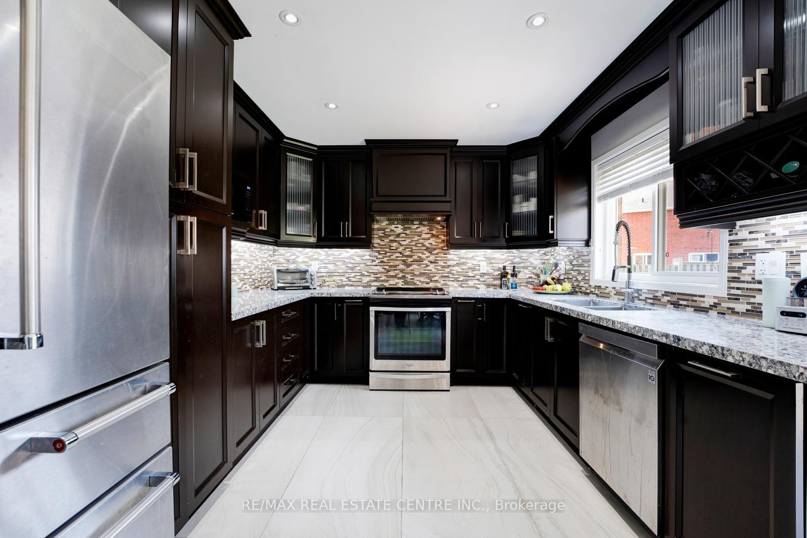 Photo 7 of 26 Ferncastle Crescent, Brampton, Fletcher's Meadow — HOMEH