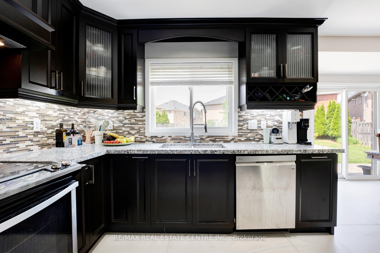 Photo 9 of 26 Ferncastle Crescent, Brampton, Fletcher's Meadow — HOMEH