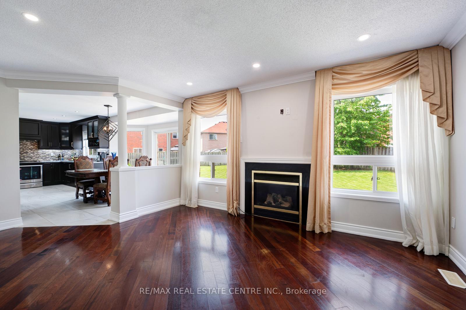 Photo 10 of 26 Ferncastle Crescent, Brampton, Fletcher's Meadow — HOMEH