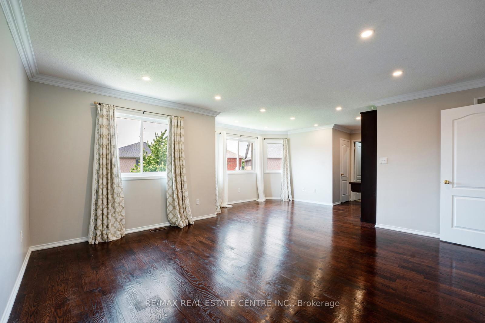 Photo 21 of 26 Ferncastle Crescent, Brampton, Fletcher's Meadow — HOMEH