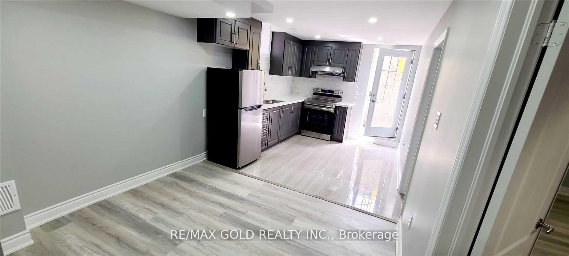 Front of Unit Bsmt, 29 Sunny Glen Crescent