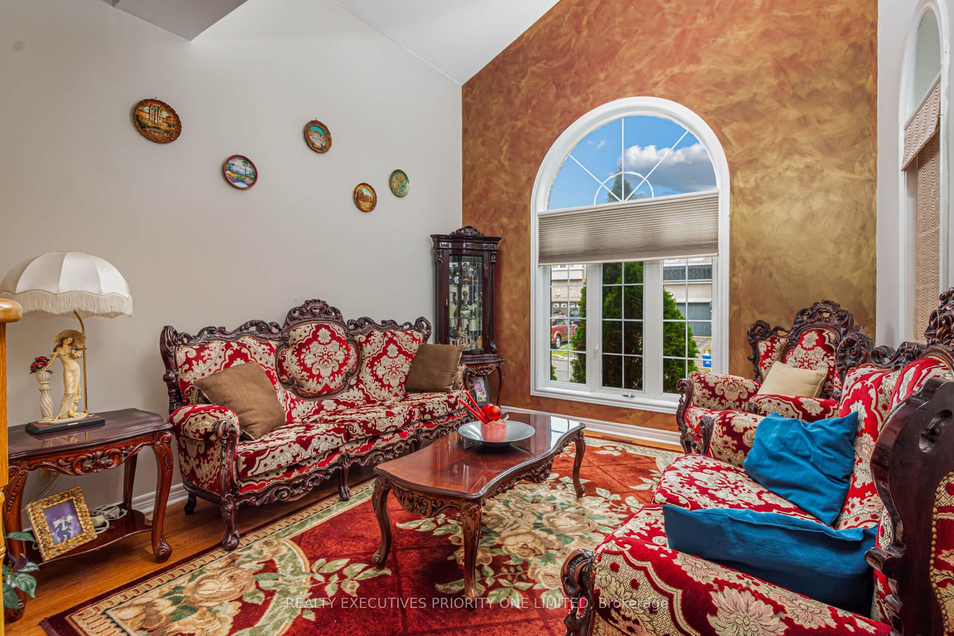 Photo 6 of 2 Foxhunt Drive, Vaughan, Vellore Village — HOMEH