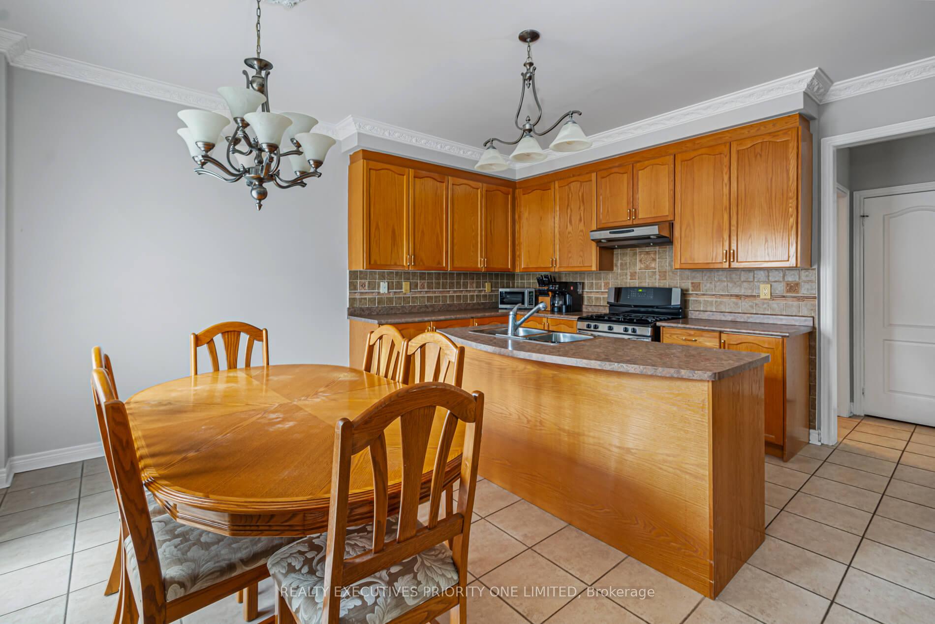 Photo 16 of 2 Foxhunt Drive, Vaughan, Vellore Village — HOMEH