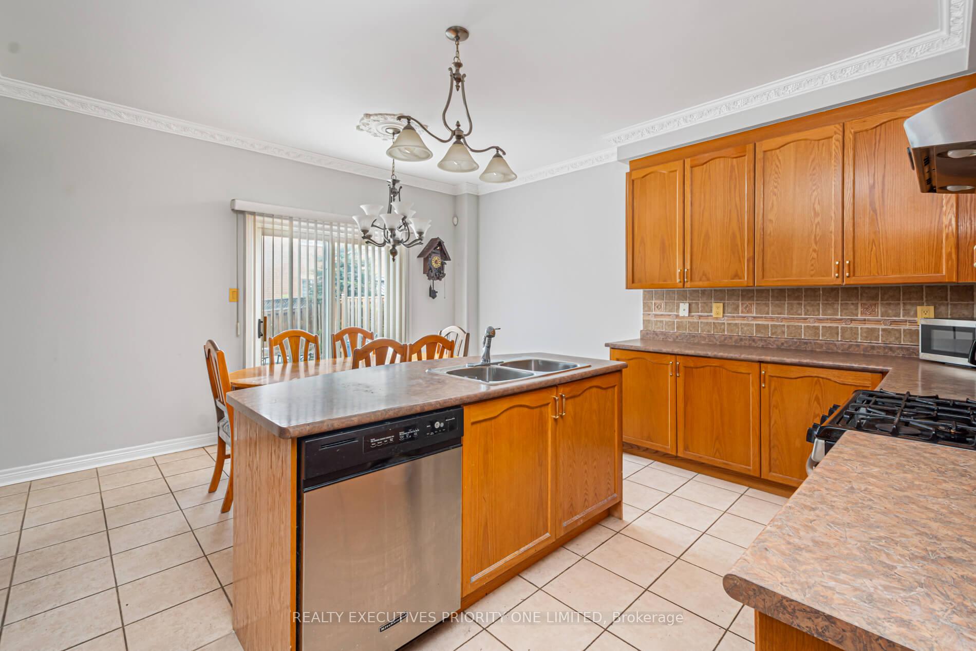 Photo 15 of 2 Foxhunt Drive, Vaughan, Vellore Village — HOMEH
