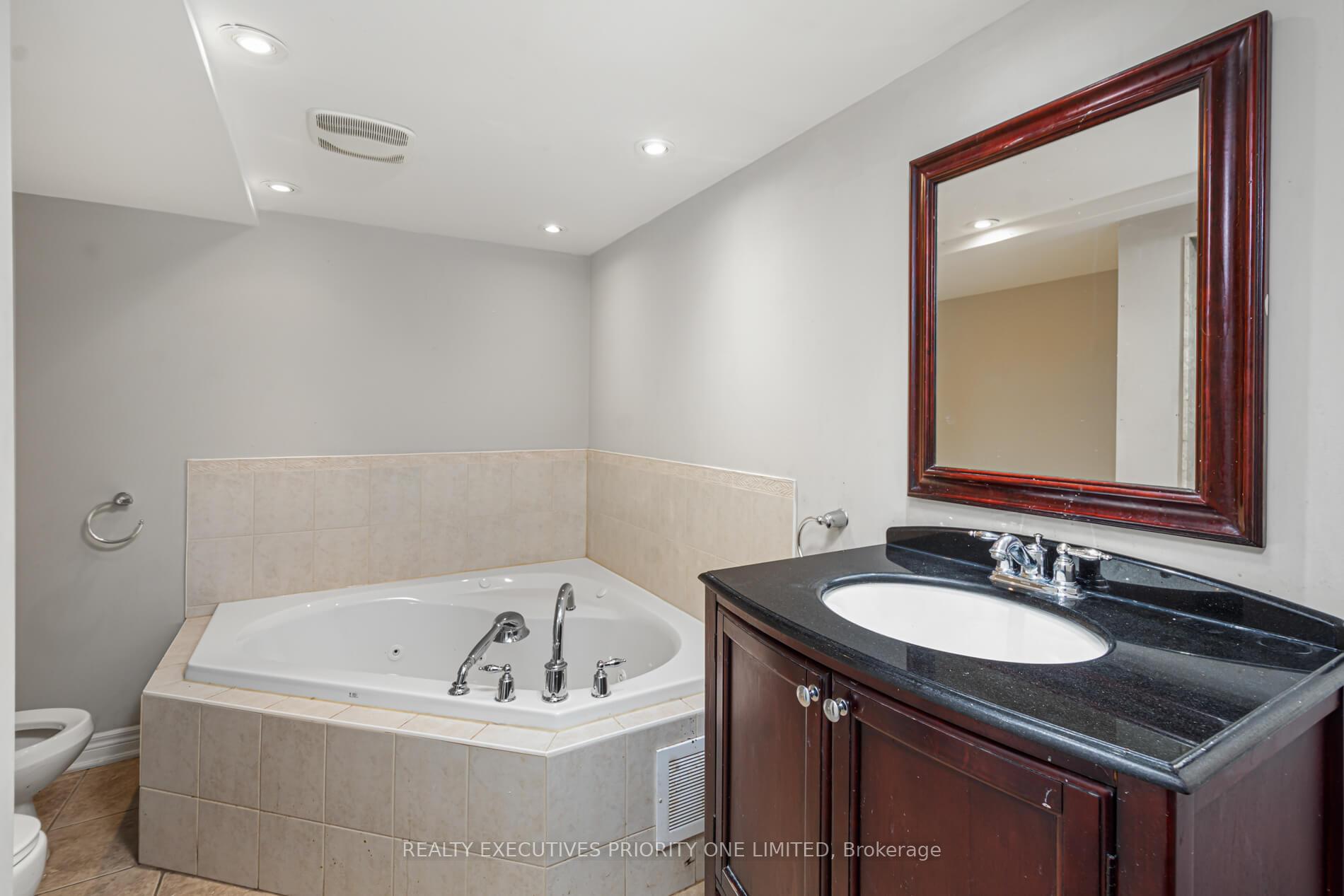 Photo 34 of 2 Foxhunt Drive, Vaughan, Vellore Village — HOMEH