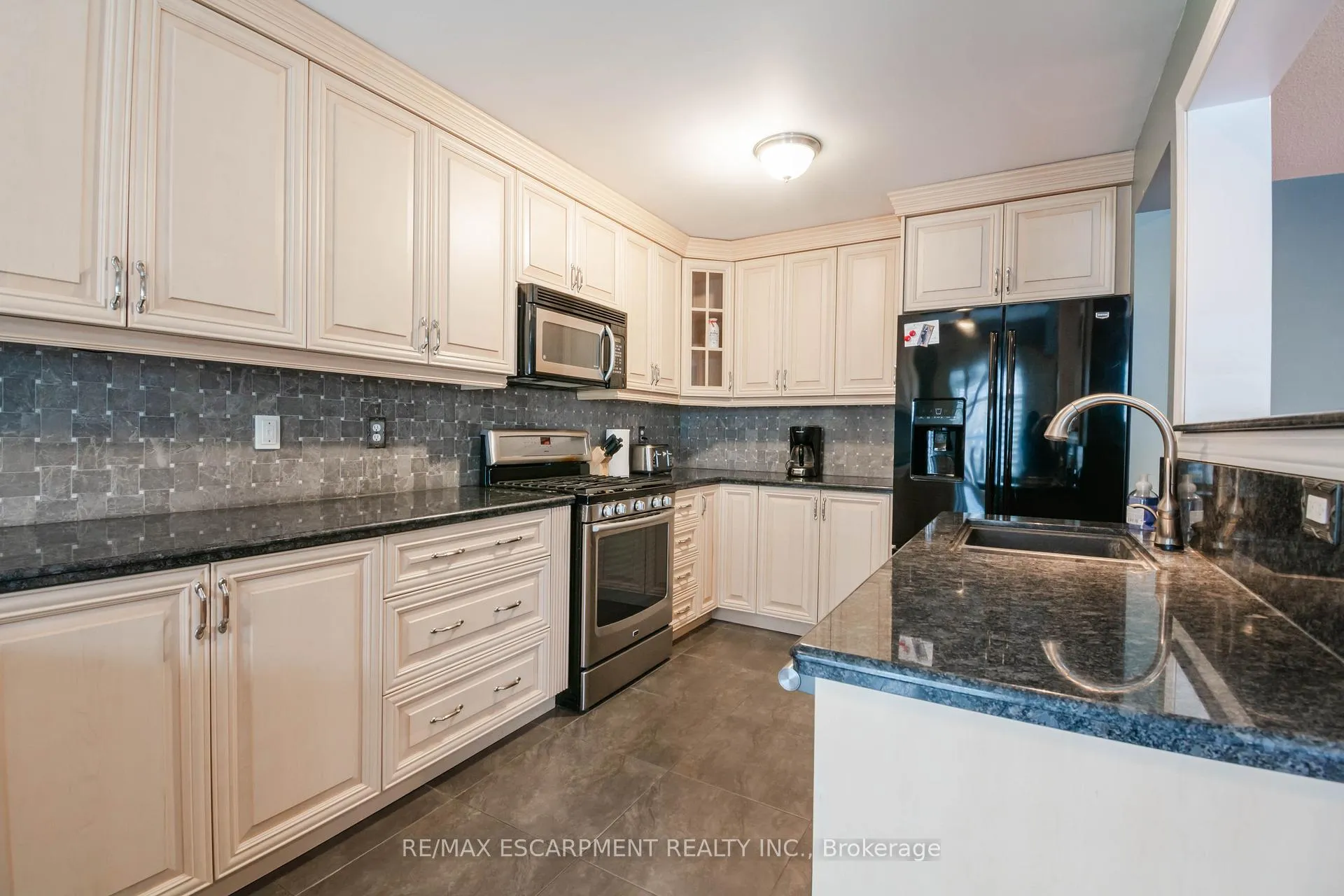 Photo 8 of 491 Green Road, Hamilton, Lakeshore — HOMEH