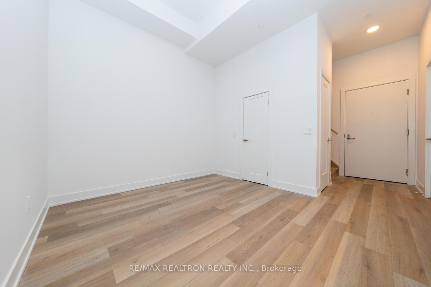 Photo 4 of Unit 131, 8 Cedarland Drive, Markham, Unionville — HOMEH