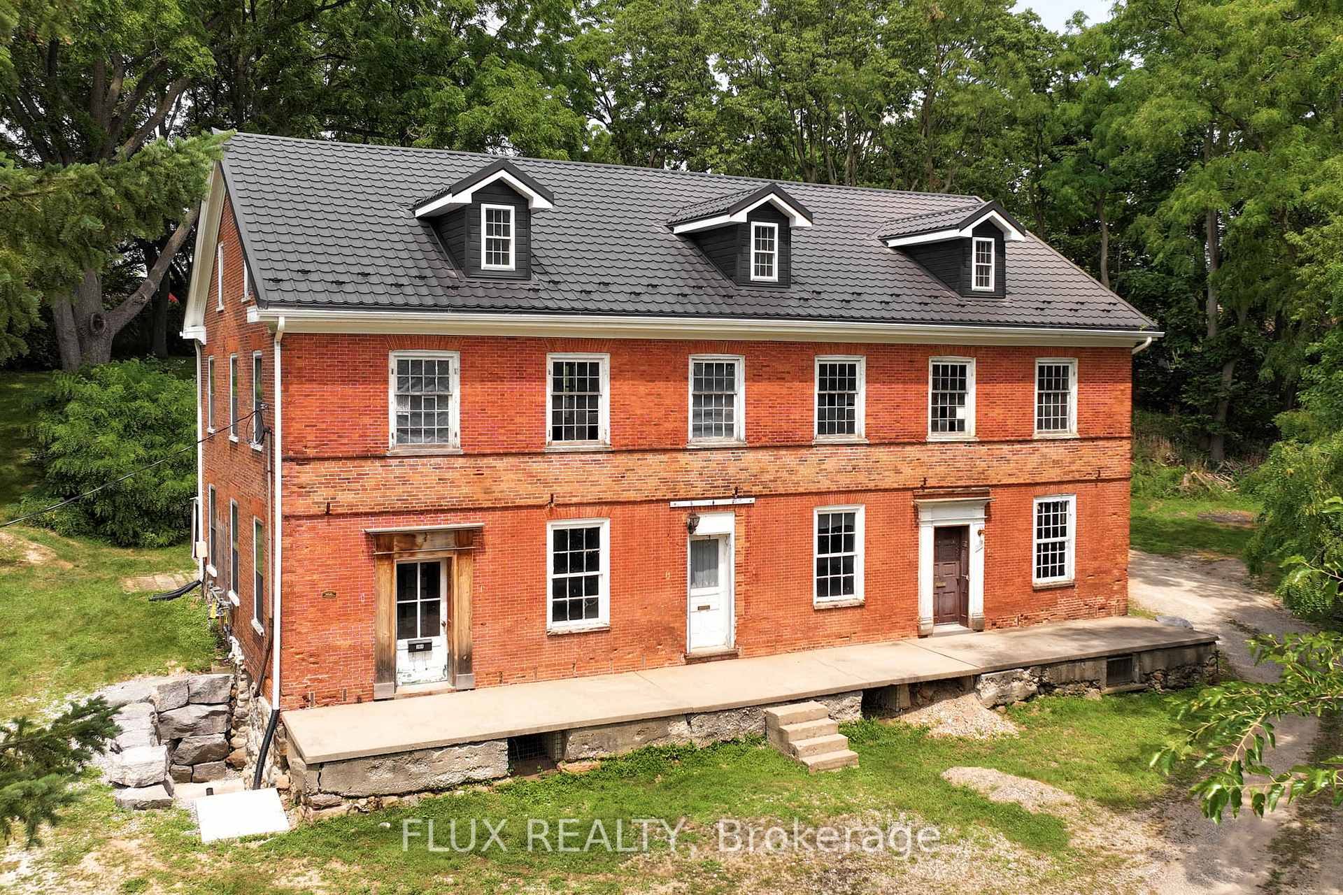 Photo 24 of 38 Shirk Place, Kitchener — HOMEH