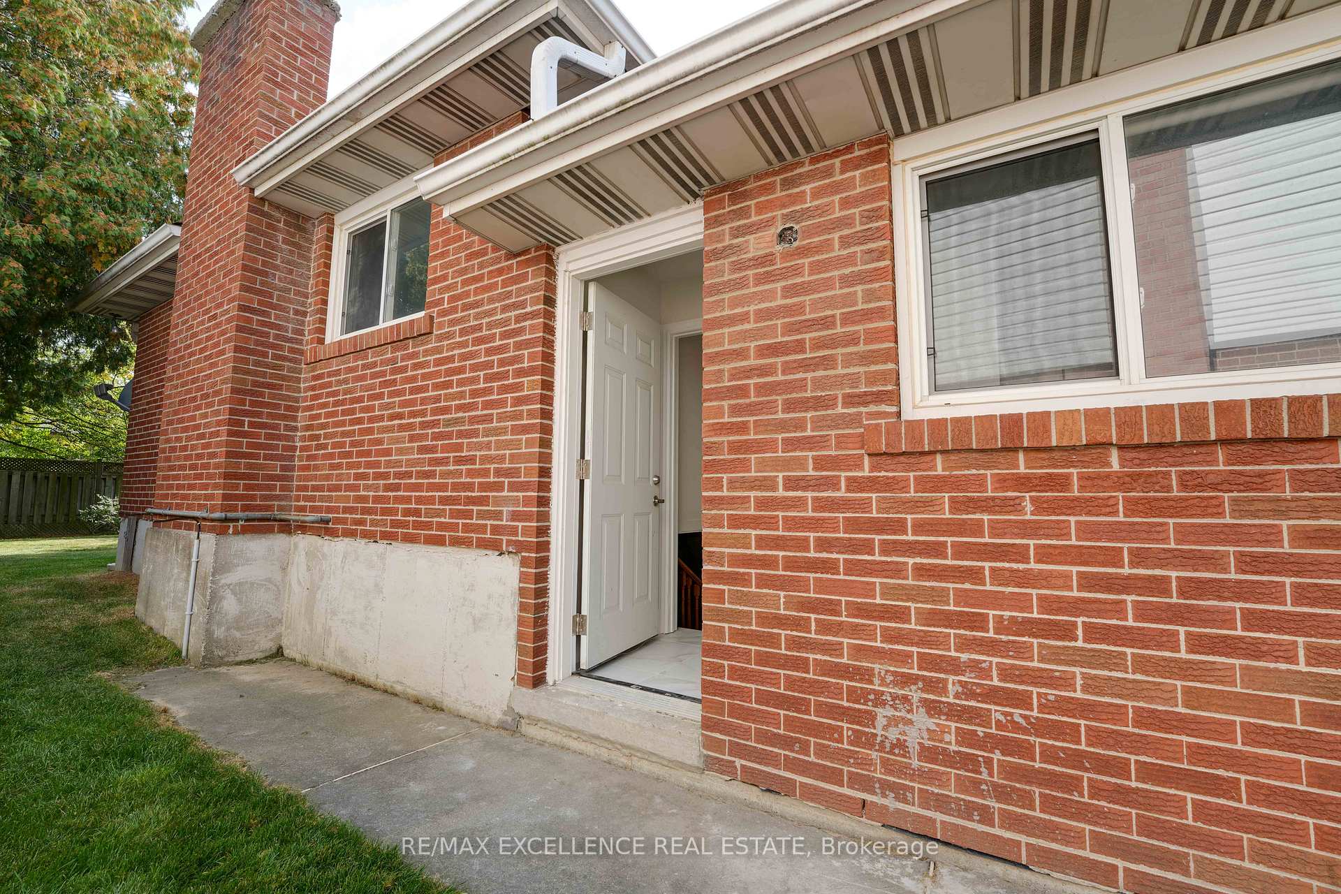 Photo 12 of 85 Watson Crescent, Brampton, Brampton East — HOMEH