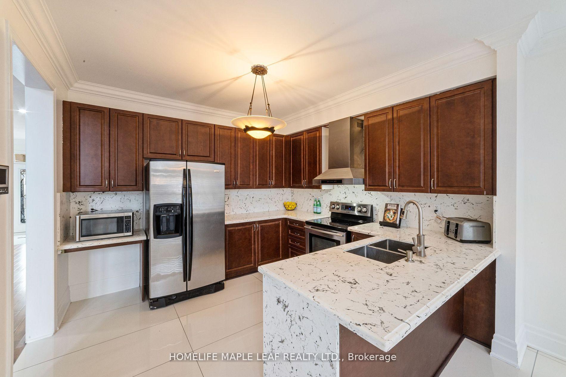 Photo 5 of 18 Regis Circle, Brampton, Vales of Castlemore North — HOMEH
