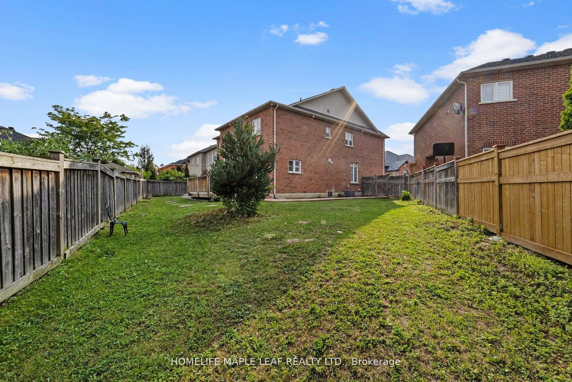 Photo 11 of 18 Regis Circle, Brampton, Vales of Castlemore North — HOMEH