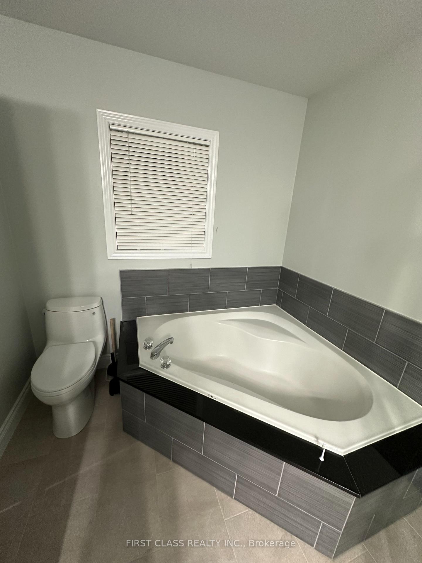 Photo 8 of 28 Quantum Street, Markham, Middlefield — HOMEH