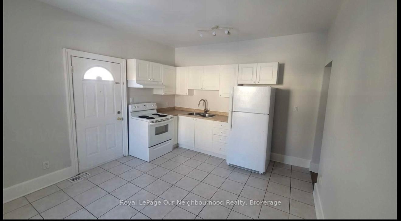 Photo 4 of Unit Unit B, 81 Wellington Street, Aurora, Aurora Village — HOMEH