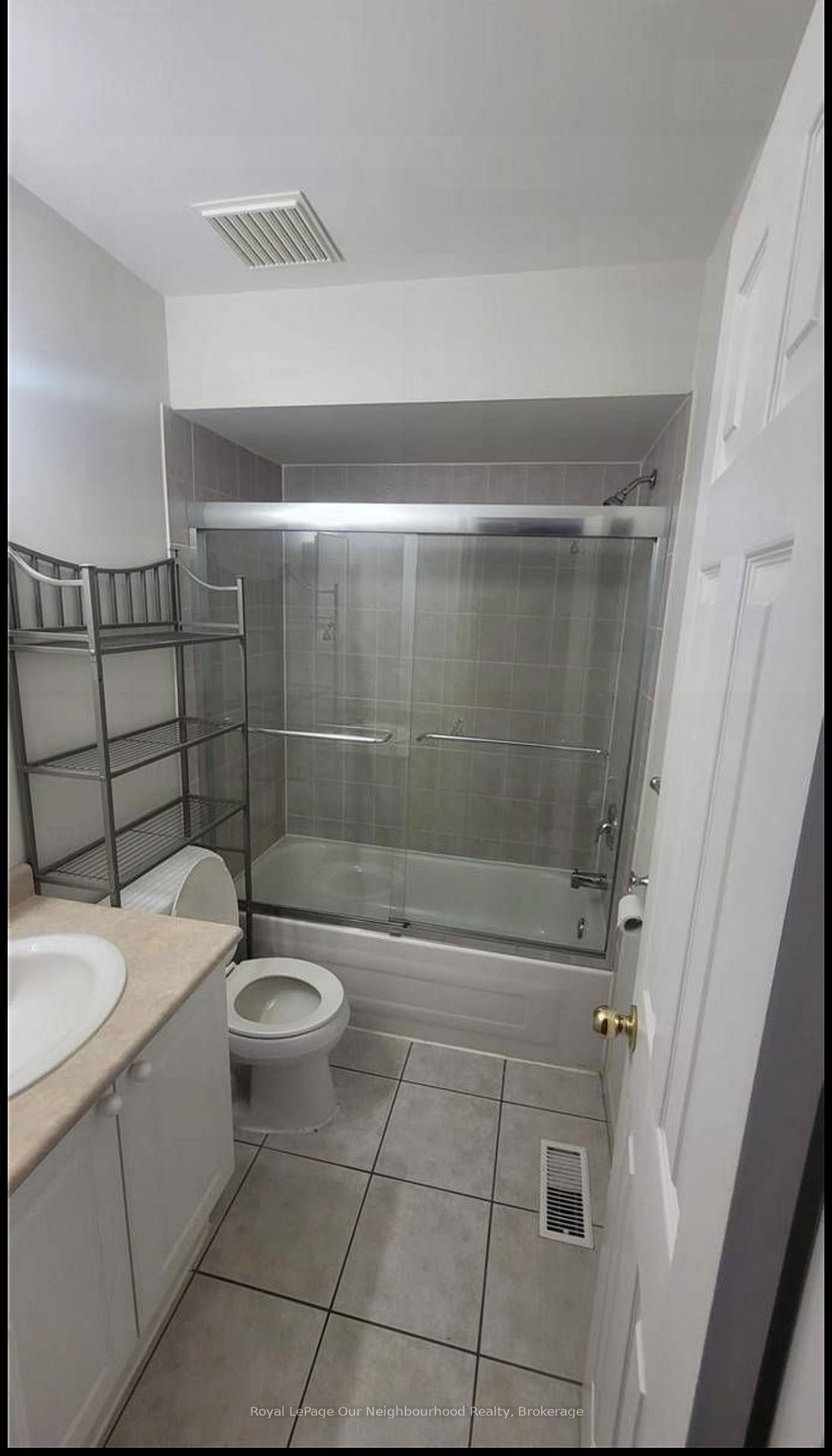 Photo 6 of Unit Unit B, 81 Wellington Street, Aurora, Aurora Village — HOMEH