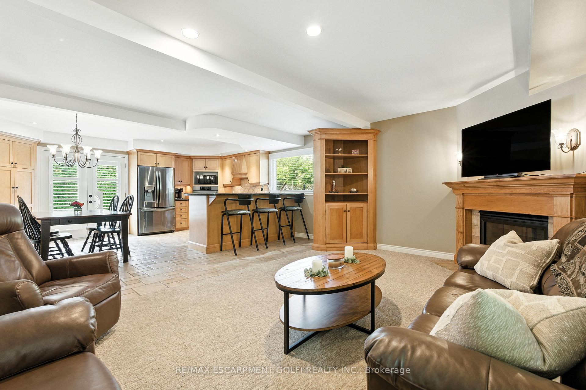 Photo 3 of 6 Lilac Court, Hamilton, Ancaster — HOMEH