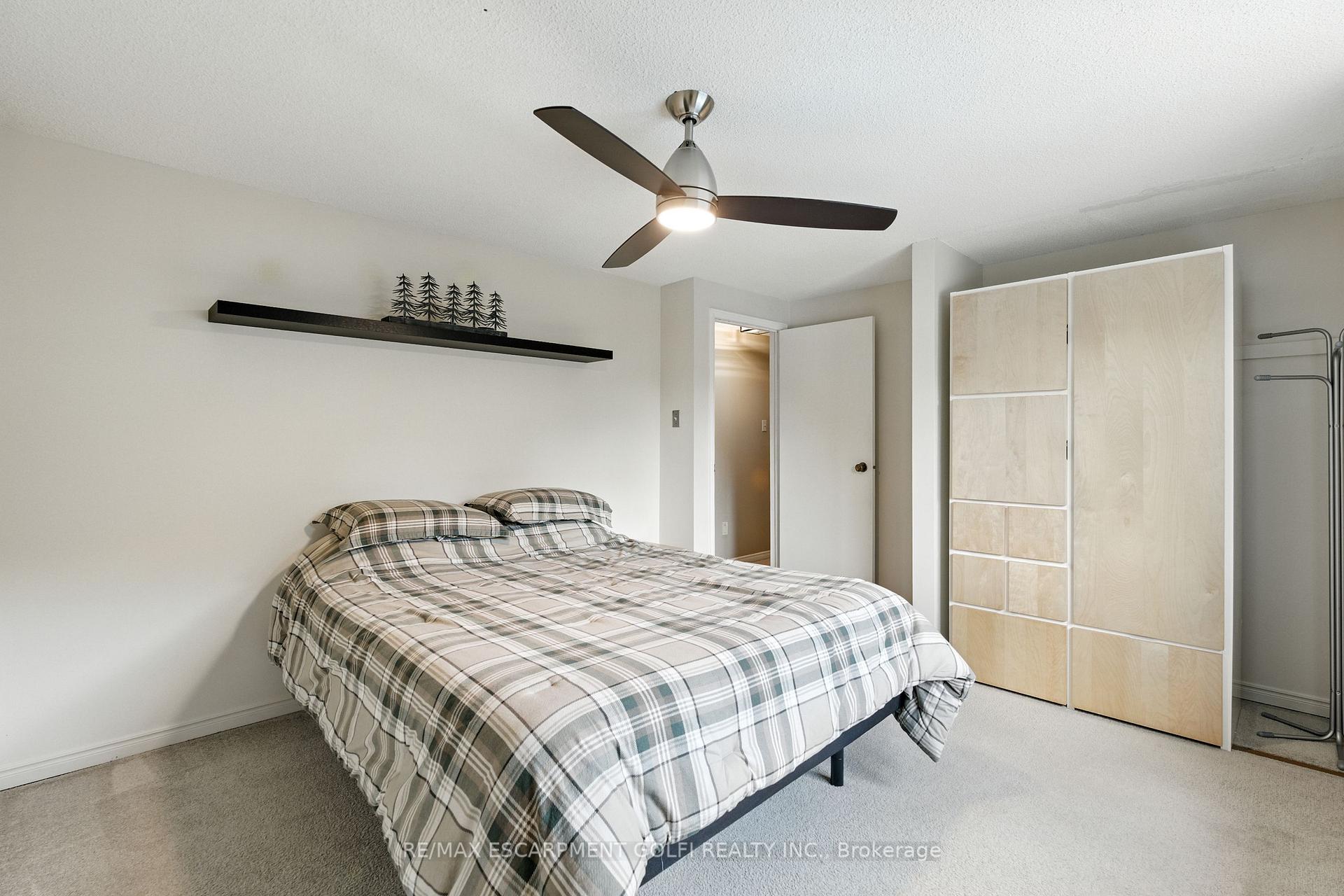 Photo 4 of 6 Lilac Court, Hamilton, Ancaster — HOMEH