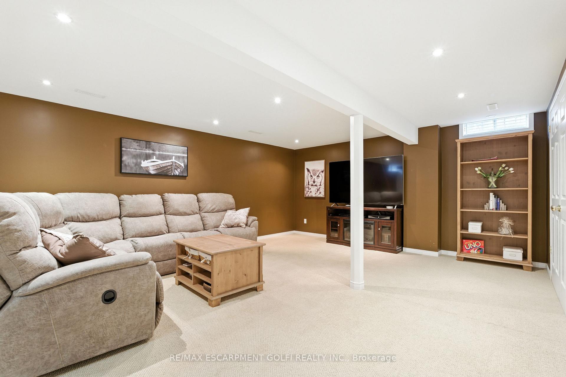 Photo 5 of 6 Lilac Court, Hamilton, Ancaster — HOMEH