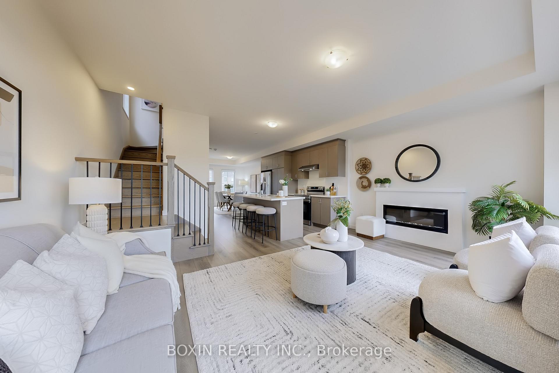 Photo 10 of 30 Seacoasts Circle, Vaughan, Maple — HOMEH
