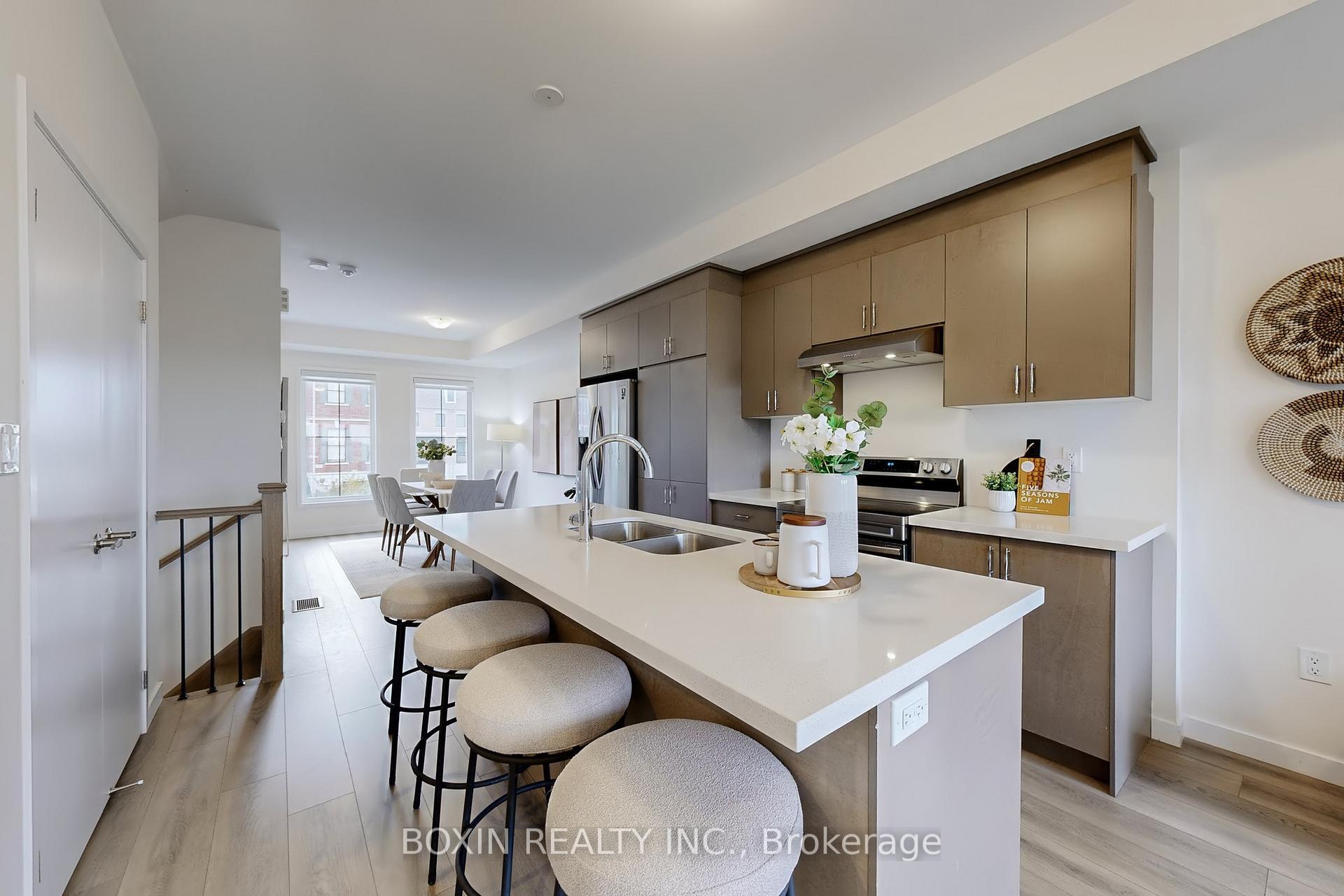 Photo 13 of 30 Seacoasts Circle, Vaughan, Maple — HOMEH
