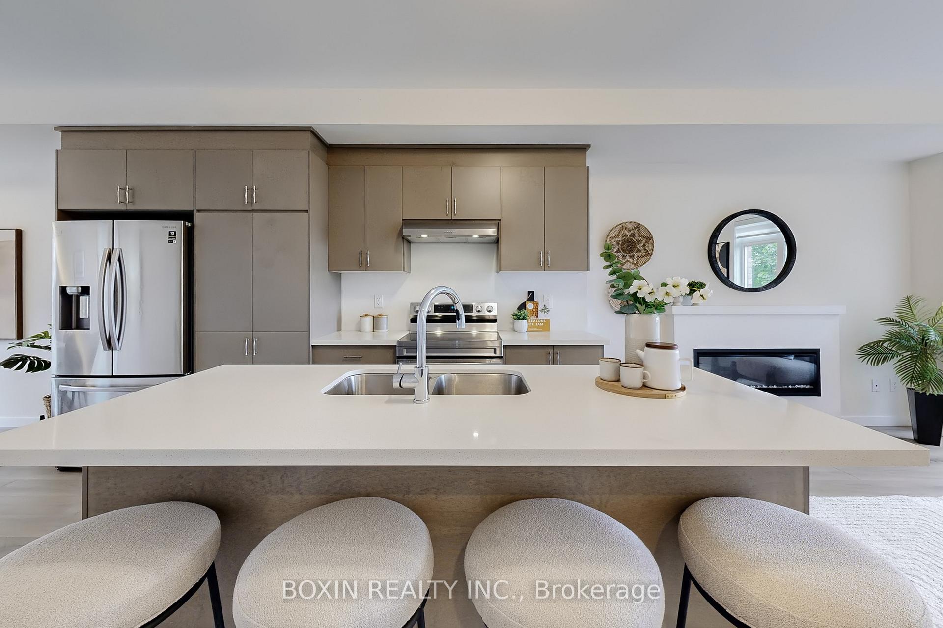 Photo 8 of 30 Seacoasts Circle, Vaughan, Maple — HOMEH
