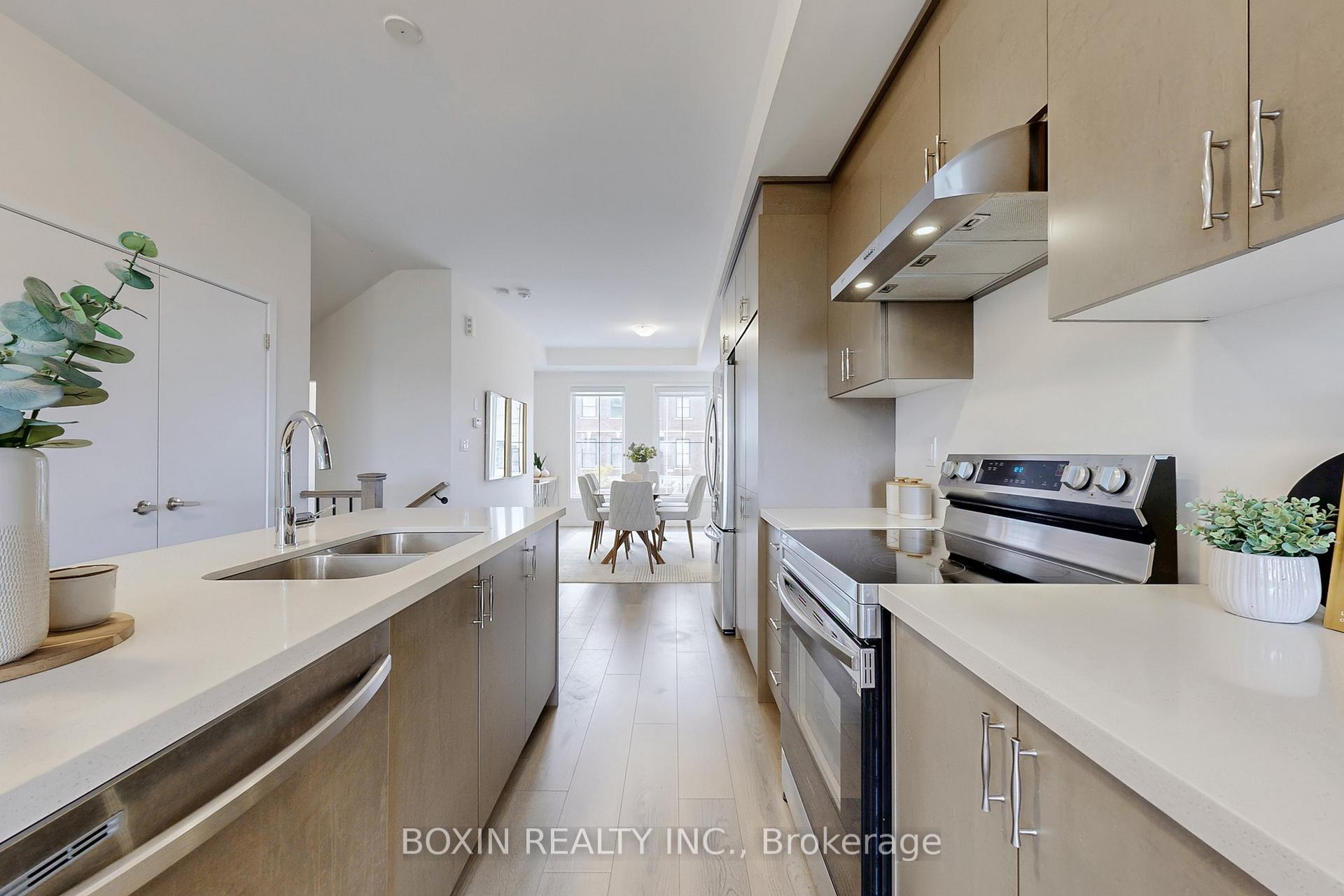 Photo 7 of 30 Seacoasts Circle, Vaughan, Maple — HOMEH