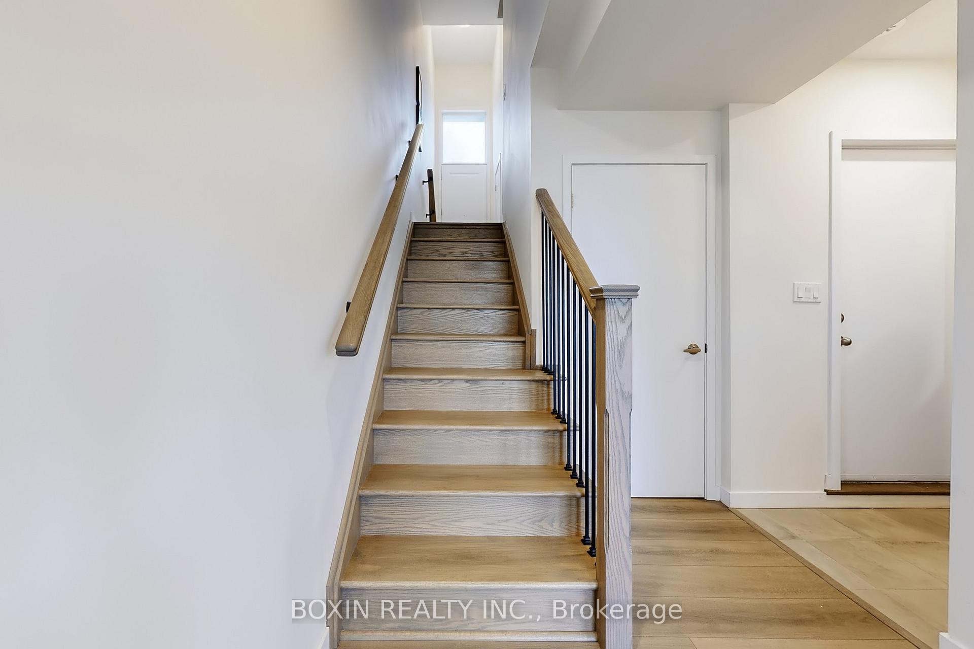 Photo 15 of 30 Seacoasts Circle, Vaughan, Maple — HOMEH