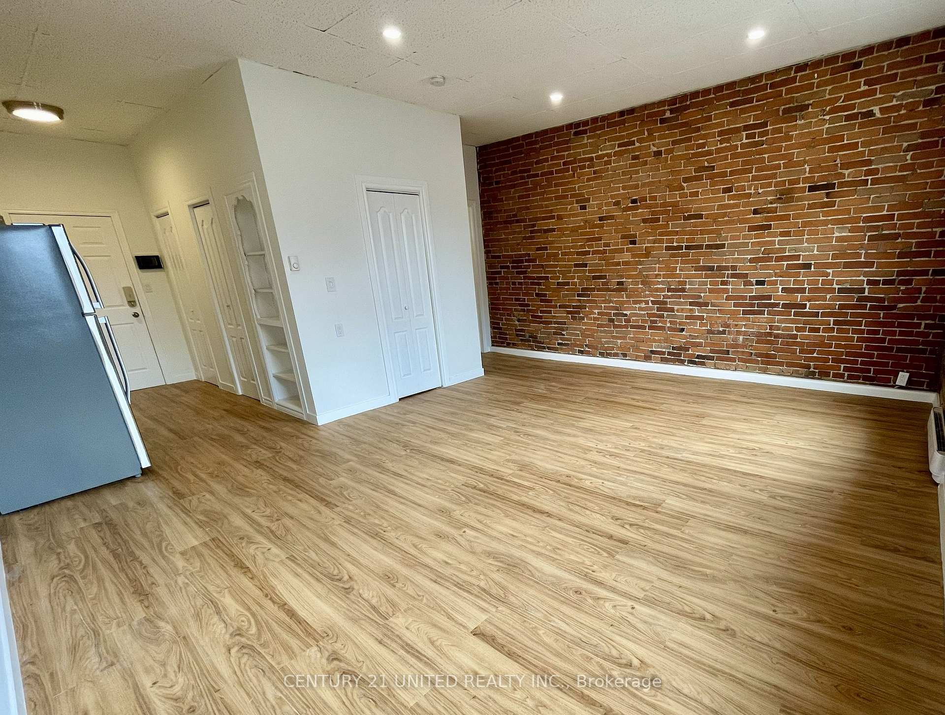 Photo 4 of Unit 5, 174.5 Hunter Street W, Peterborough, Town Ward 3 — HOMEH