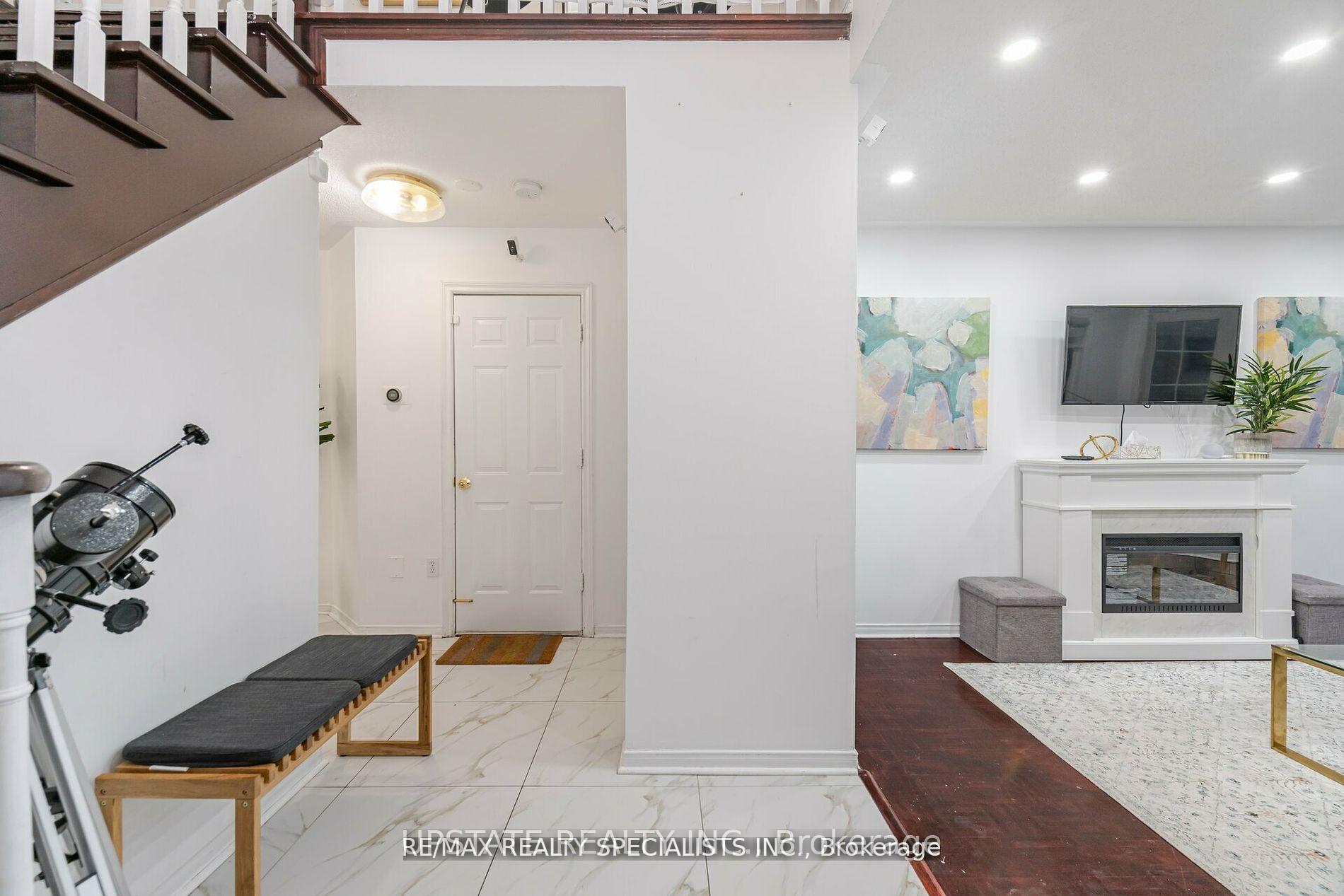 Photo 3 of 76 Thunderbird Trail, Brampton, Sandringham-Wellington North — HOMEH