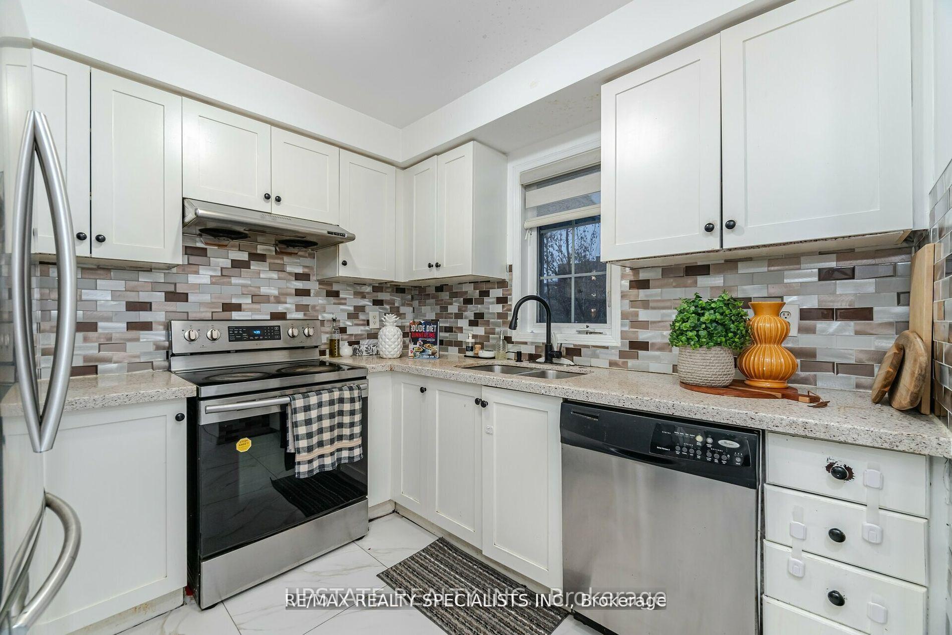 Photo 5 of 76 Thunderbird Trail, Brampton, Sandringham-Wellington North — HOMEH