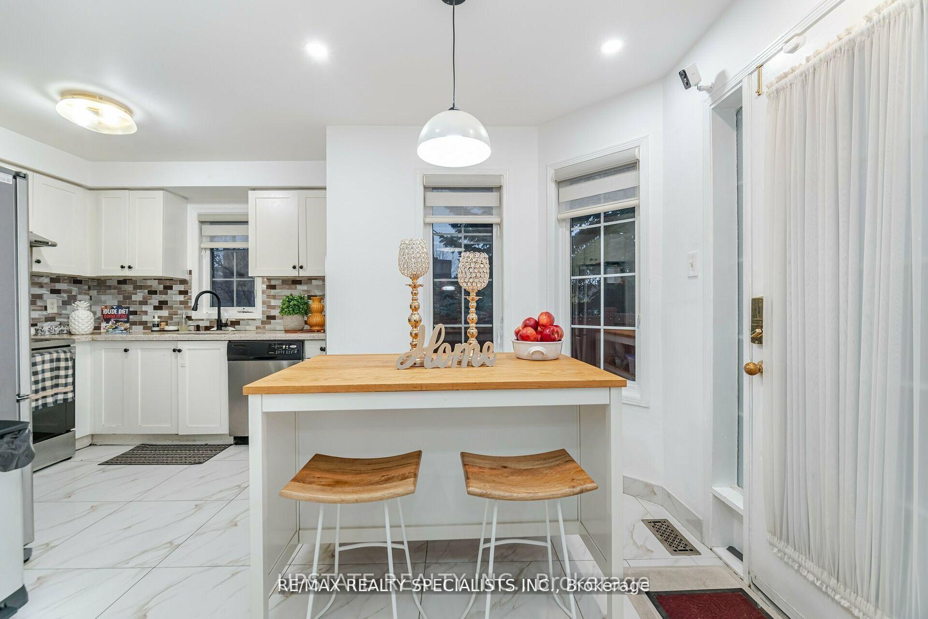 Photo 12 of 76 Thunderbird Trail, Brampton, Sandringham-Wellington North — HOMEH