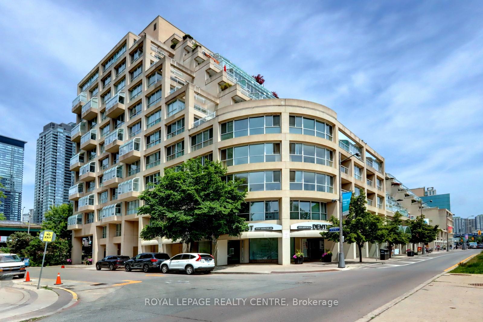 Front of Unit 401W, 480 Queens Quay W