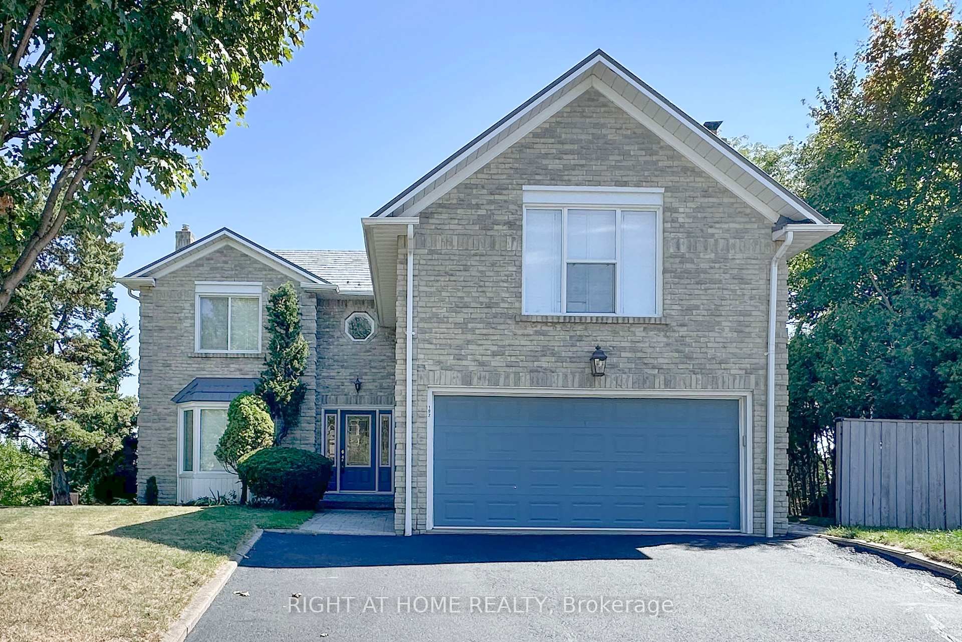 Photo 3 of 102 Hialeah Crescent, Whitby, Blue Grass Meadows — HOMEH