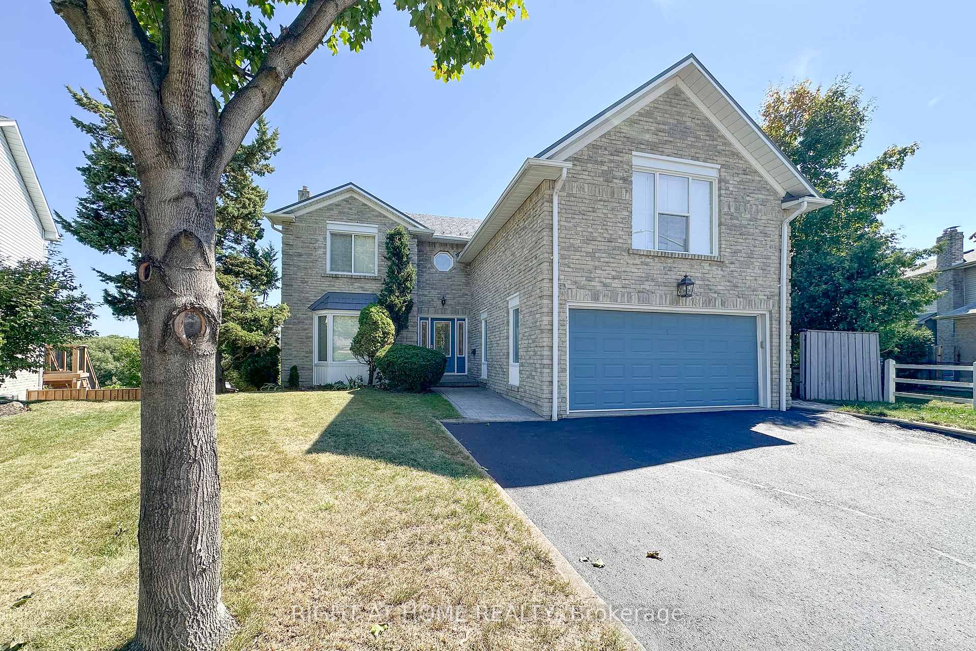 Photo 2 of 102 Hialeah Crescent, Whitby, Blue Grass Meadows — HOMEH