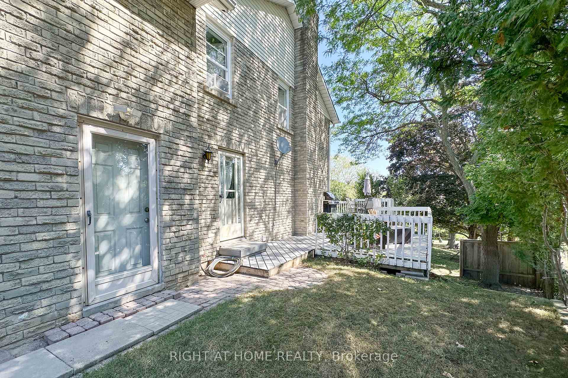 Photo 12 of 102 Hialeah Crescent, Whitby, Blue Grass Meadows — HOMEH
