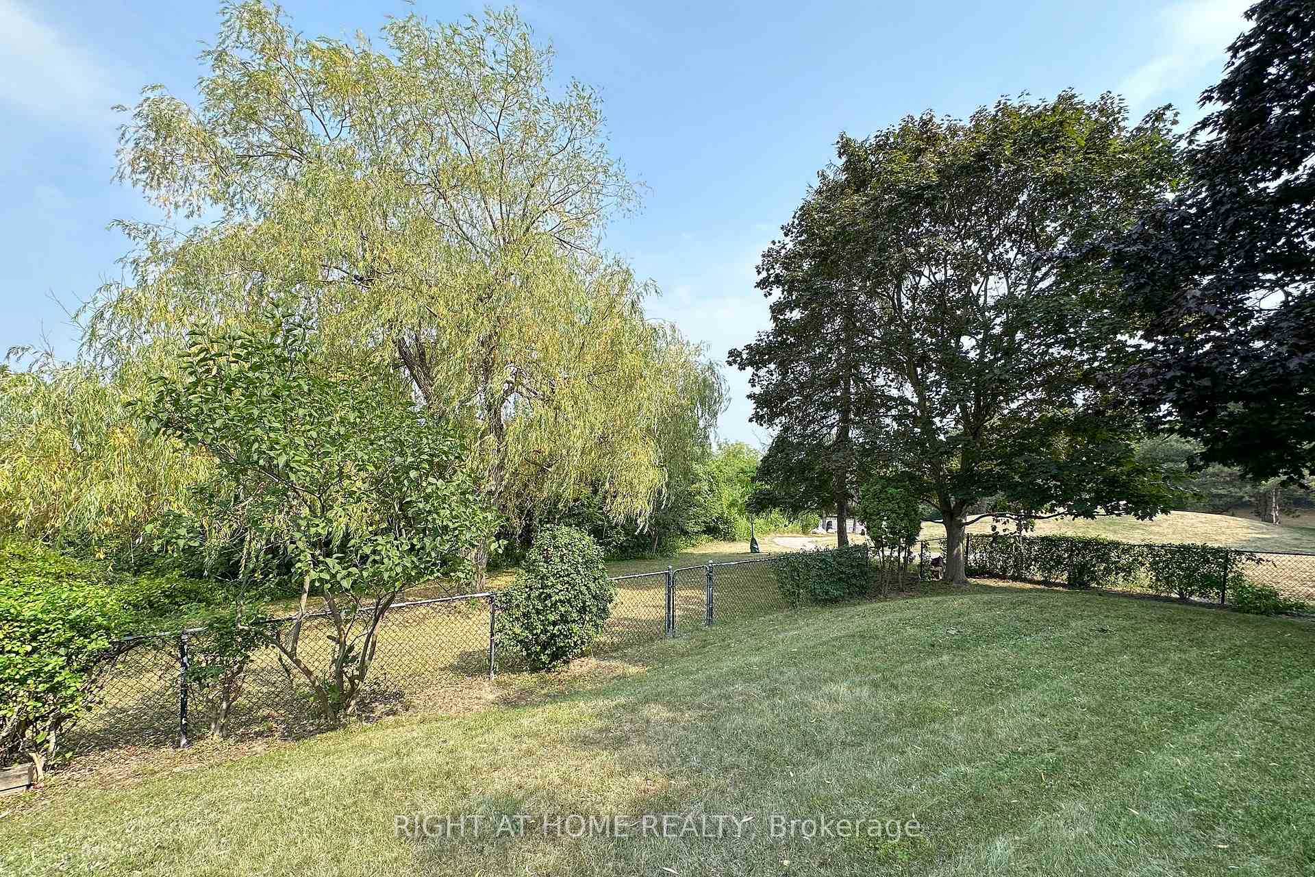 Photo 10 of 102 Hialeah Crescent, Whitby, Blue Grass Meadows — HOMEH