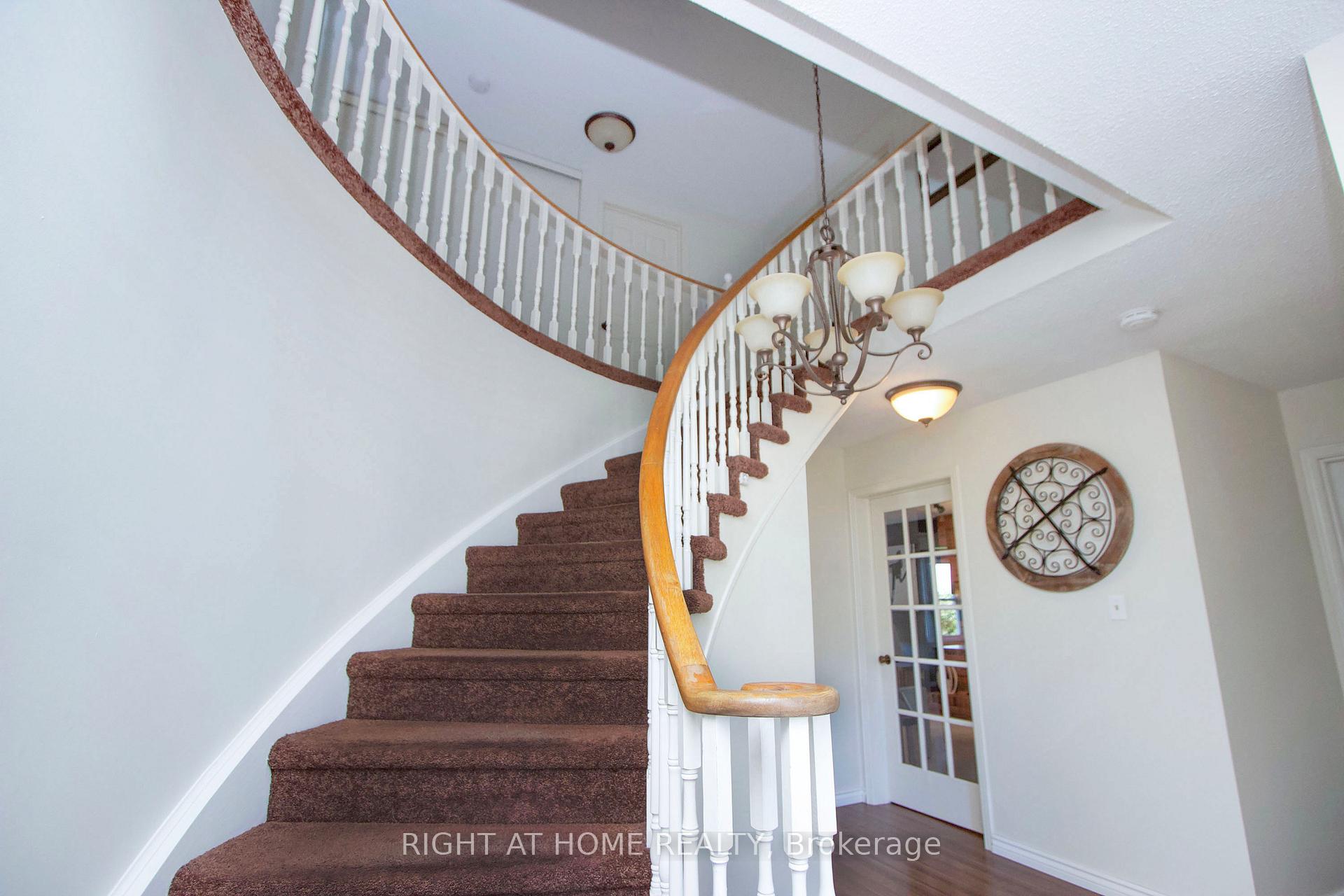Photo 8 of 102 Hialeah Crescent, Whitby, Blue Grass Meadows — HOMEH